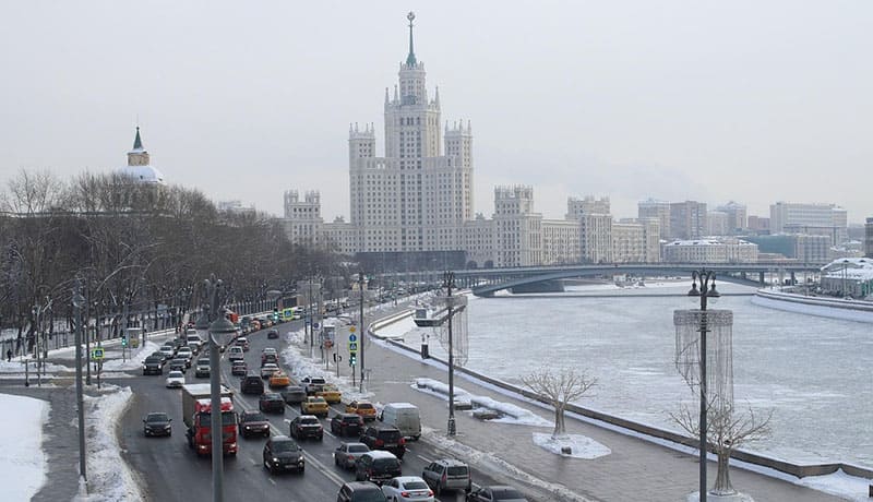 московская дорога с автомобилями зимой