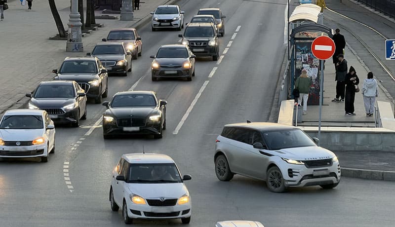 автомобили на перекрестке