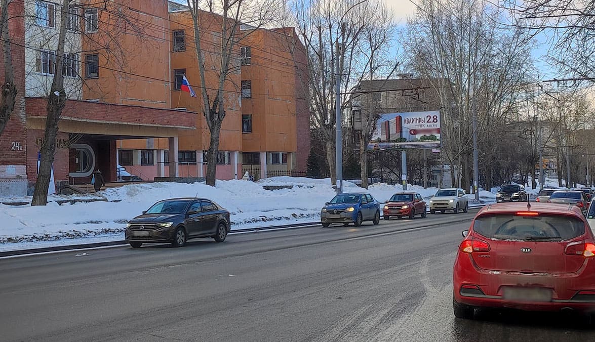 дорога с автомобилями весной