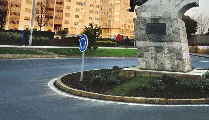 дорога с кольцевым движением и знаком