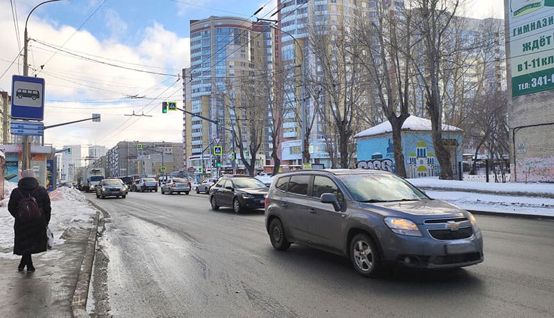 автомобили на дороге весной