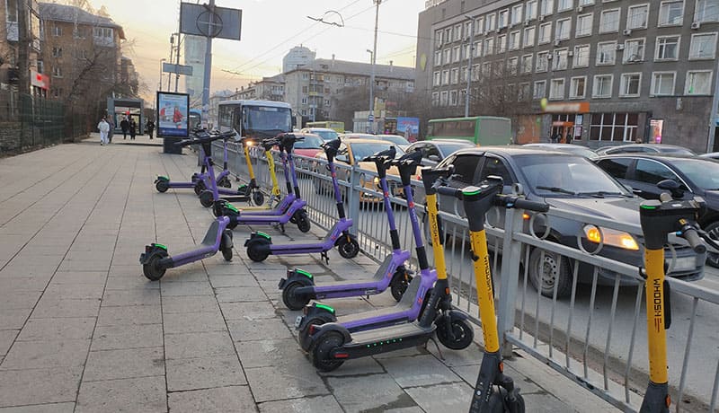 прокатные самокаты на тротуаре