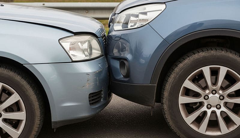 столкновение двух машин крупным планом