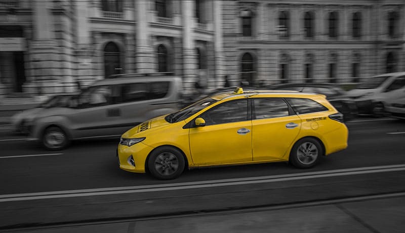 желтое такси на дороге