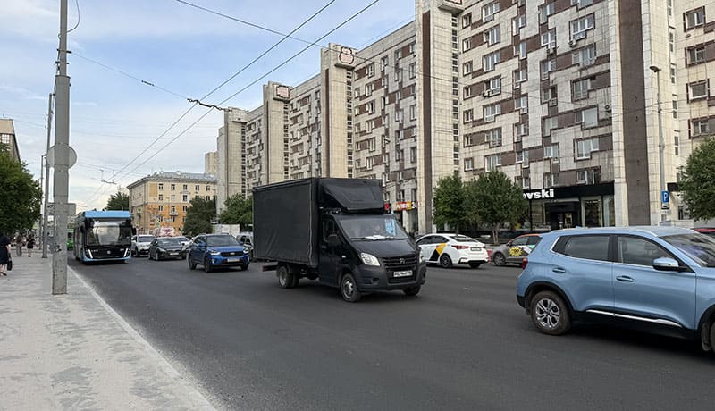автомобили на дороге в городе