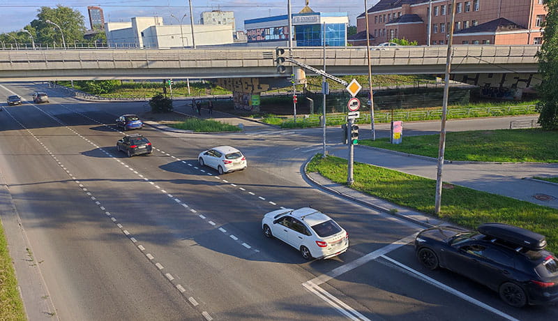 дорога с автомобилями, вид сверху