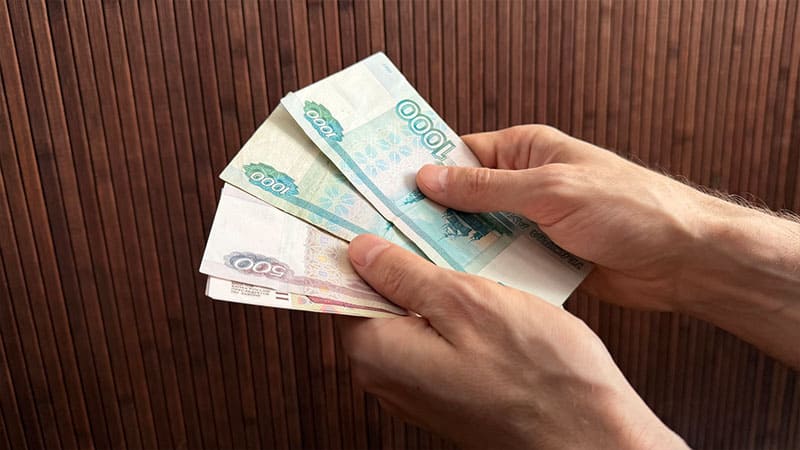 купюры в руках мужчины