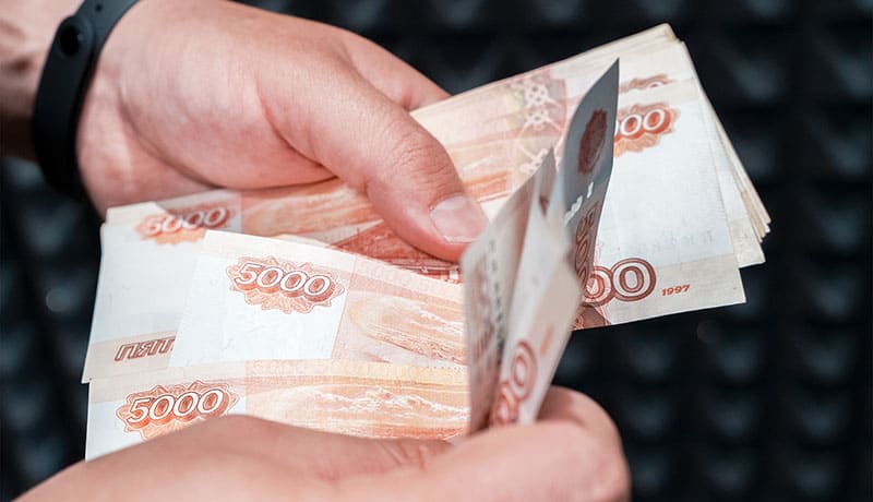 мужчина считает деньги