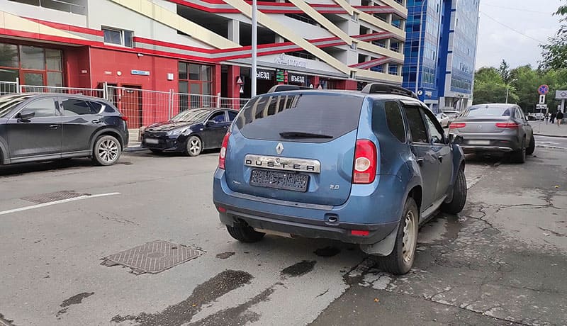 припаркованный автомобиль с магнитной рамкой для номеров