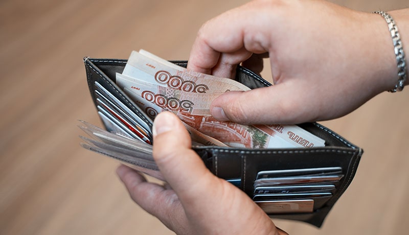 мужчина считает деньги