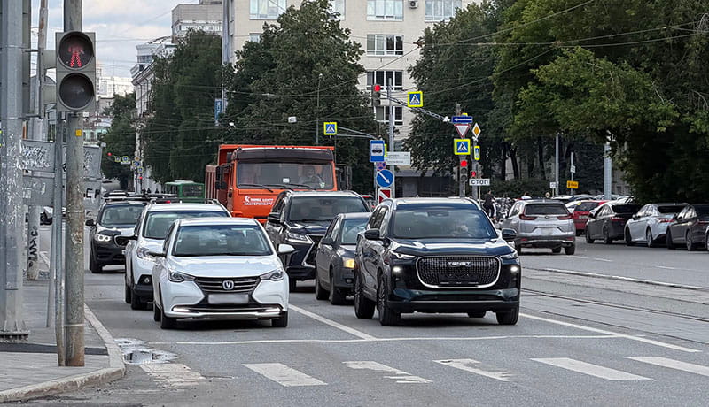авто стоят на стоп линии