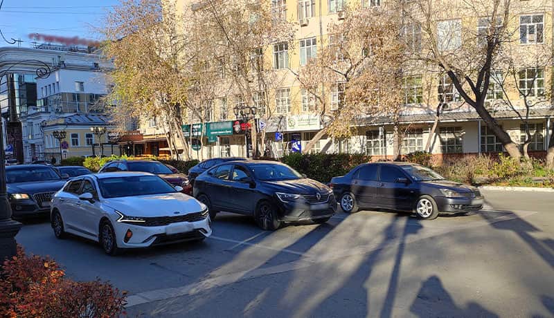 автомобили стоят на светофоре