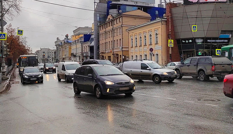 автомобильный перекресток в центре города