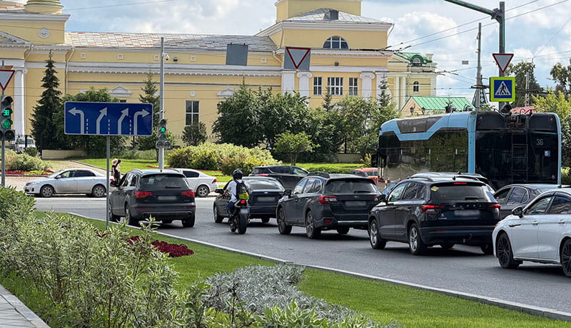 городская дорога с автомоблями
