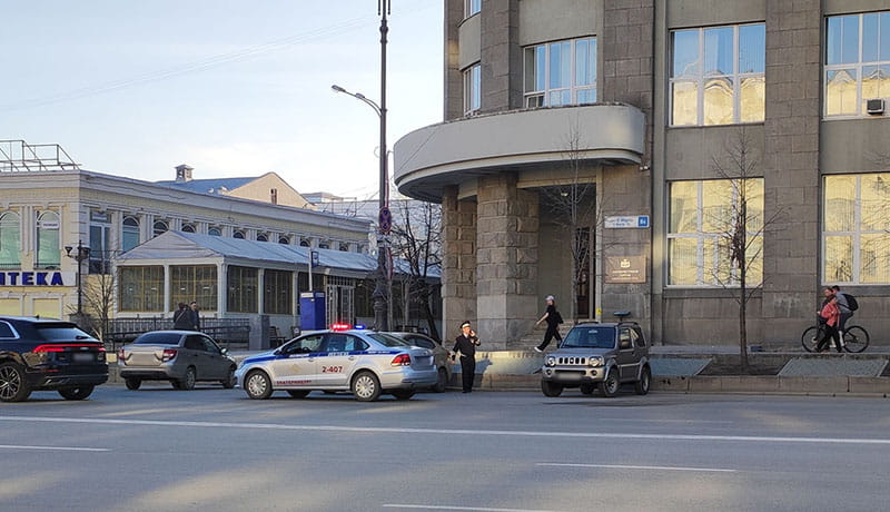 сотрудники дпс с машиной на дороге