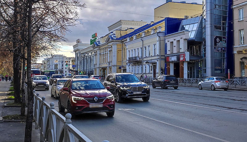 машины на дороге екатеринбурга