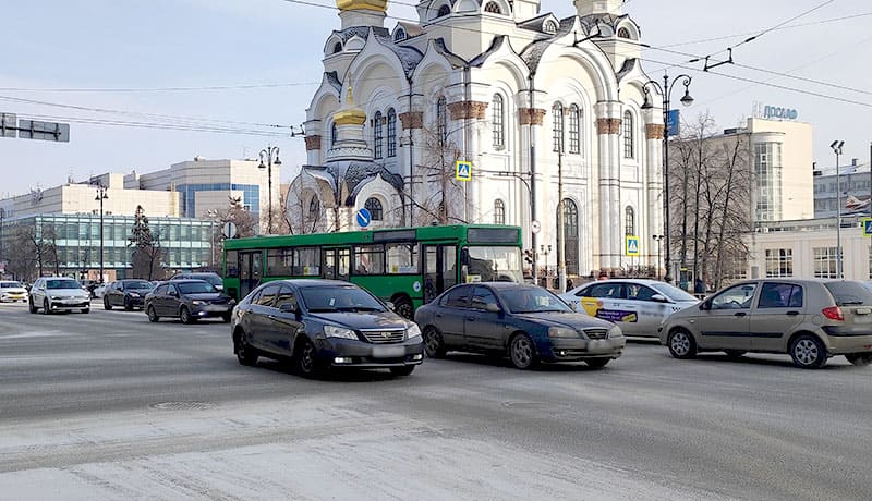 автомобильный перекресток в екатеринбурге зимой