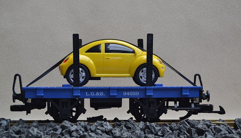 игрушечная машинка на поезде