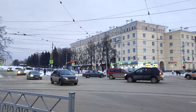 оживленный автомобильный перекресток в россии зимой