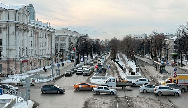 оживленный автомобильный перекресток зимой