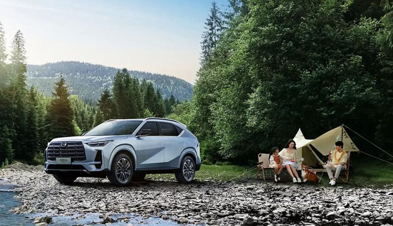 гац гс4 голубой на берегу реки, рядом отдыхает семья