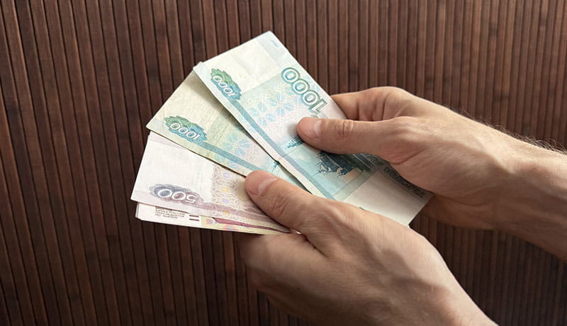 деньги в руках