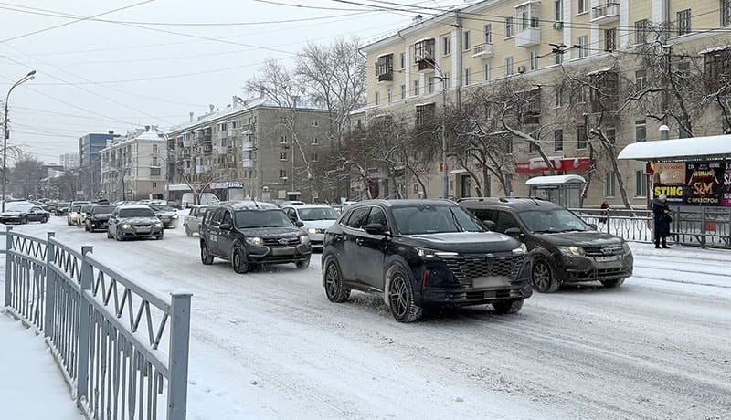 автомобили на дороге в россии зимой