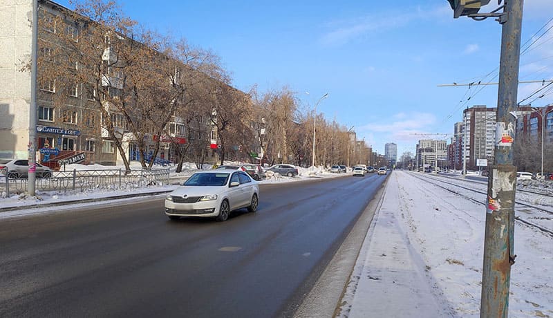 машина едет по дороге в россии зимой