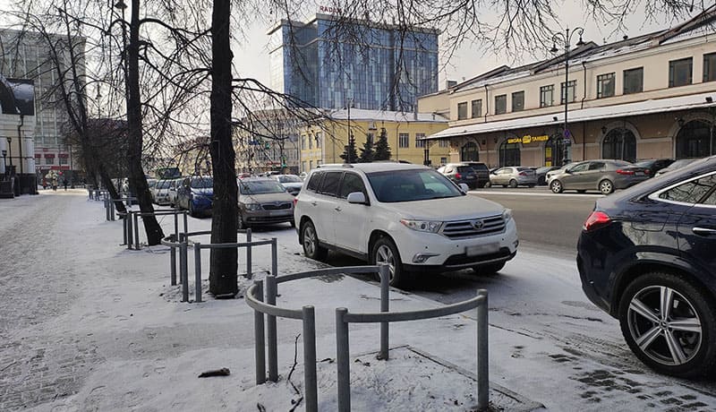 машина на парковке зимой