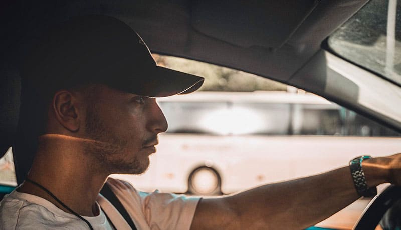 водитель за рулем автомобиля