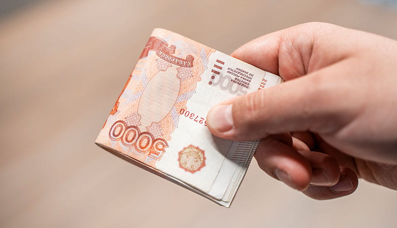 деньги в руке