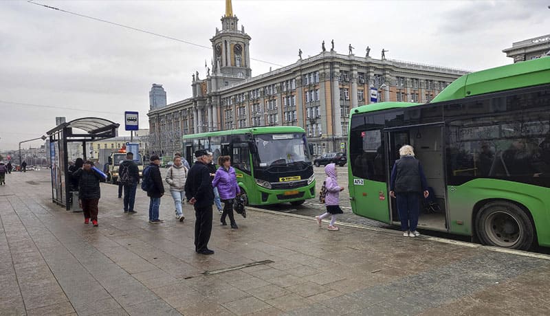 автобусы на остановке общественного транспорта