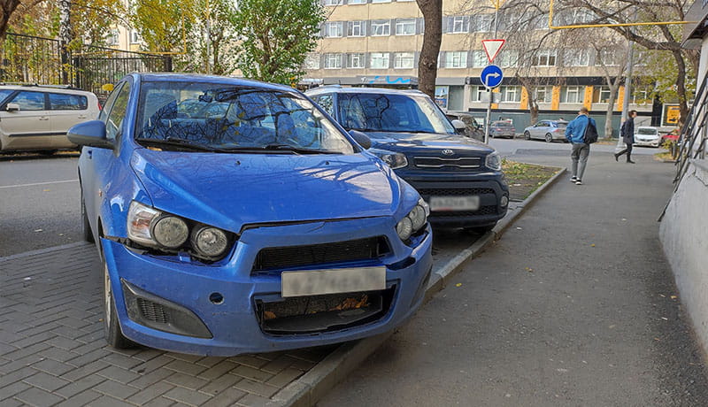 разбитый синий автомобиль