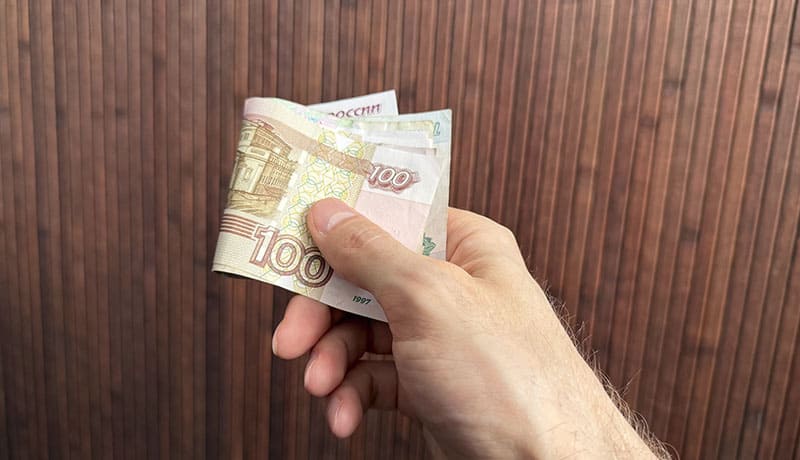 мужчина держит в руке банкноты
