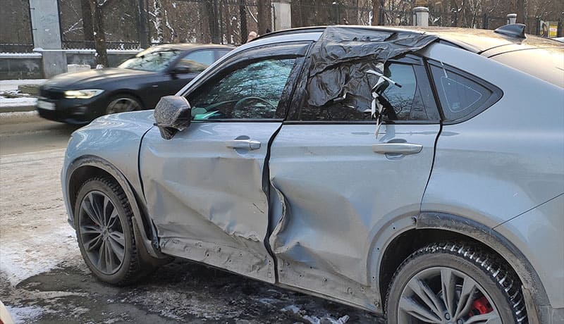помятый бок автомобиля