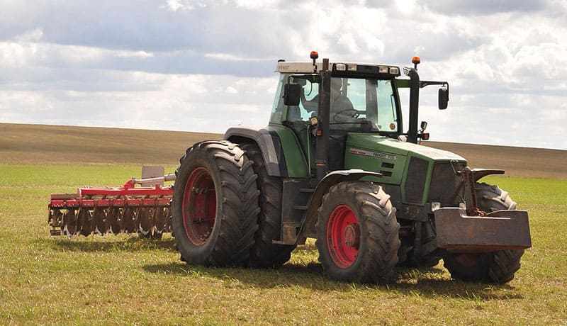 зеленый трактор в поле